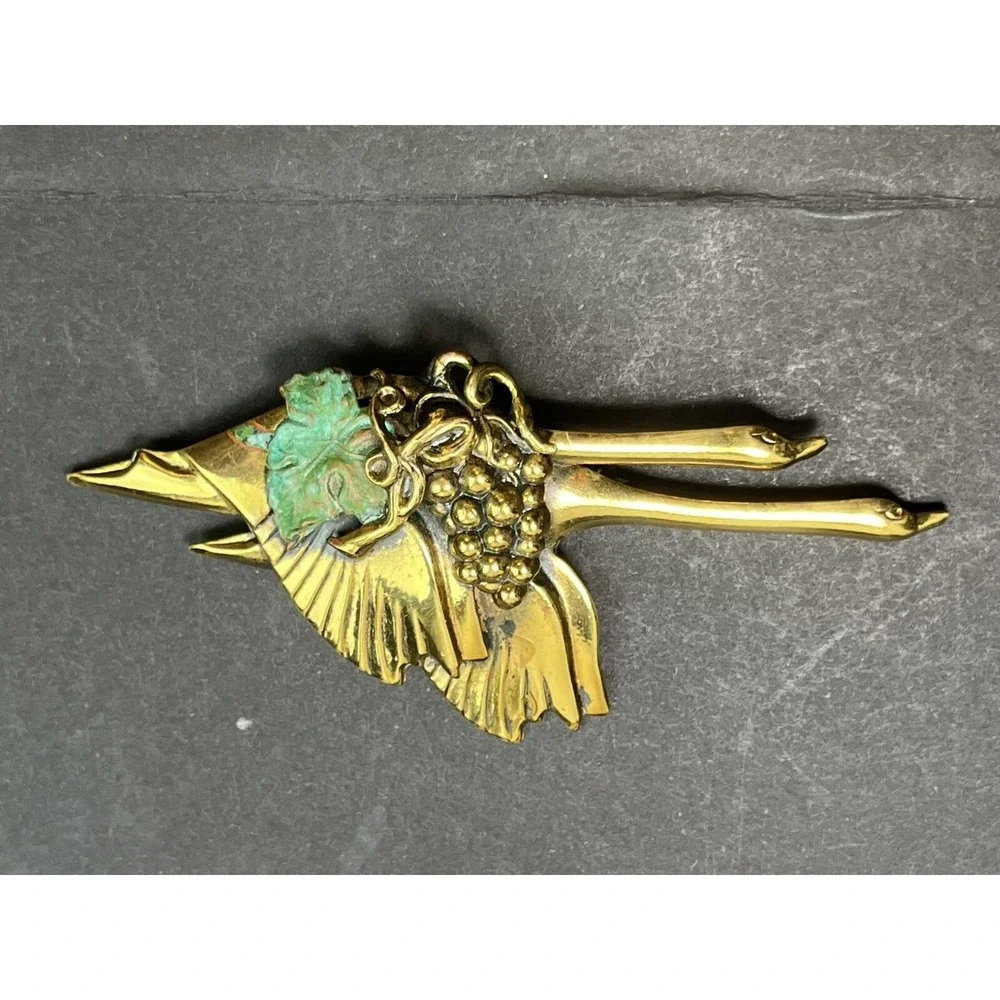 Vintage Geese Goose Flying w/ Grapes Flock Gold Tone Brooch Pin 4